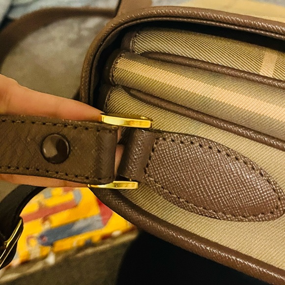 Burberrys sling bag  100% unthentic No bad smell No scratch No hardware stain - Picture 2 of 11